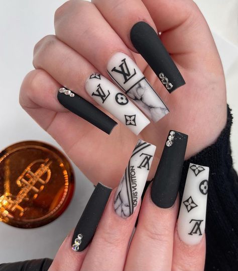 Designer Acrylic Nails Chanel, Gucci Nails Designs, Louis Vuitton Nails Acrylic, Nail Gucci, Gucci Nail Art, Chanel Nail Art, Chanel Nails Design, Lv Nails, Louis Vuitton Nails