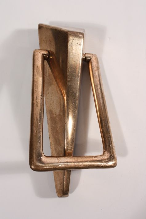 Mid-century doorknocker - a spike :) Mid Century Door Knocker, Mid Century Door, Exterior Entryway, Mid Century Modern Door, Art Deco Ideas, Entry Door Handles, Trendy Door, Door Handles Modern, Art Deco Door