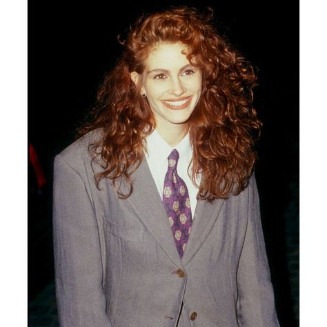 Even back in 1990, Julia Roberts rocked her signature red curls with a grey suit to the Golden Globes. Julia Roberts Hair, Julia Roberts Style, Meagan Good, Natural Redhead, Steven Meisel, 90s Hairstyles, Zooey Deschanel, Elegant Updo, Permed Hairstyles