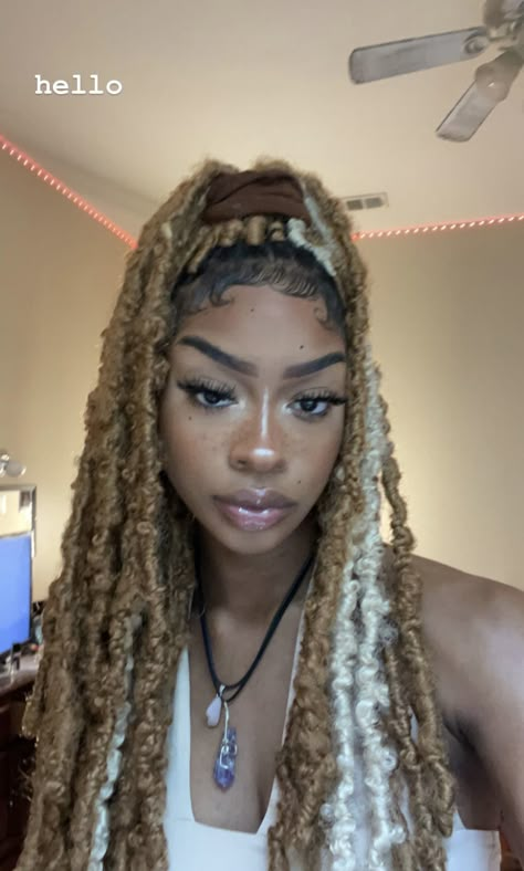 Brown And White Faux Locs, Soft Locs With Blonde Highlights, Honey Blonde Faux Locs Black Women, Brown And Blonde Soft Locs, Blonde Faux Locs Black Women, Honey Blonde Faux Locs, Faux Locs Color Ideas, Blonde Faux Locs, Distressed Butterfly Locs