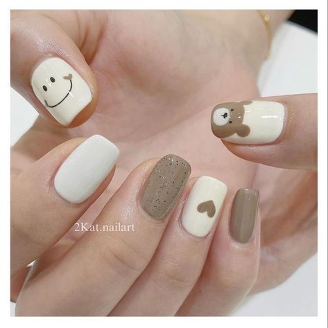 Brown Nail Art Short Nails, Nail Han Quoc, Nail Cute Korean, Nail Art Bear, Bear Nails Designs, Cute Bear Nails, Cute Brown Nails, Brown Nail Designs, Bear Nails