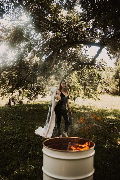 Wedding Dress Burning Pictures, Burn Wedding Dress Photos, Burn Wedding Dress Divorce, Divorce Party Ideas Photo Shoots, After Divorce Photoshoot, Breakup Party, Divorce Celebration, Wedding Dress Photoshoot, Bouidor Photography