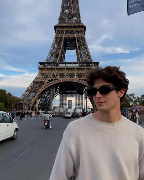 Europe Aesthetic Fashion Men, Guy In Paris Aesthetic, Paris Aesthetic Boyfriend, Paris Man Outfit, Men In Paris Aesthetic, Paris Instagram Pictures Men, Paris Poses Photo Ideas Men, Paris Men Aesthetic, Paris Instagram Pictures Aesthetic