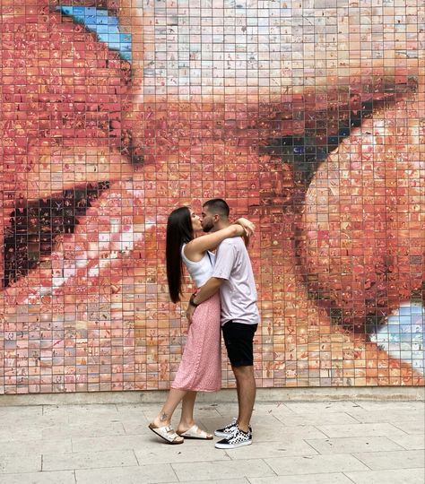 kissing wall in Barcelona, Spain #barcelona #kiss #kissingwall #spain Barcelona Sights, Barcelona Pictures, Barcelona Travel Guide, Things To Do In Barcelona, Best Cities In Europe, To Do In Barcelona, Barcelona Spain Travel, Spain Aesthetic, Spain Photography