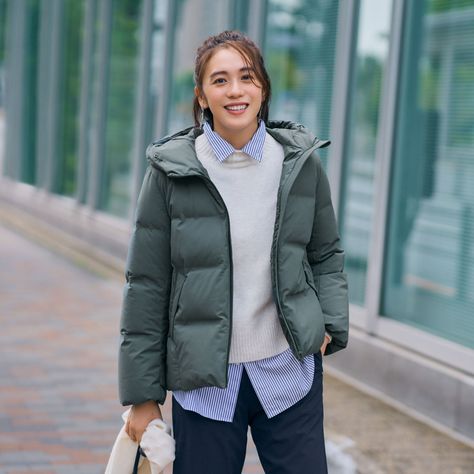 What makes a Seamless Down coat different? | UNIQLO TODAY | UNIQLO EU Hooded Winter Coat, Commute To Work, Meet Friends, Winter Layering, Ripstop Fabric, Down Parka, Hooded Coat, Down Coat, Short Jacket