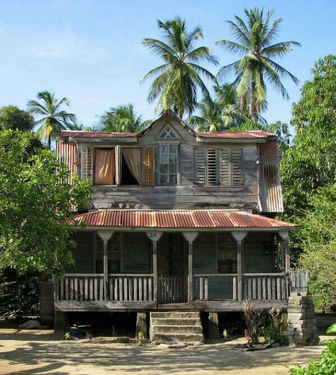 Totness Coronie Carribean House, West Indies Architecture, Case Creole, Creole Cottage, Caribbean Homes, Layout Architecture, Colonial Architecture, House Outside Design, Beach Bungalows