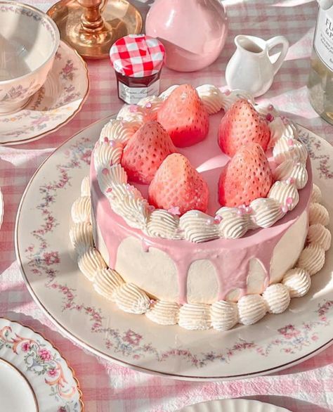 Homemade Cakes Aesthetic, Vintage Strawberry Cake, Strawberry Cake Aesthetic, Jamming Aesthetic, Strawberry Jam Cake, Jam Cake, Strawberry Birthday Cake, Sweet Aesthetic, Cake Wallpaper