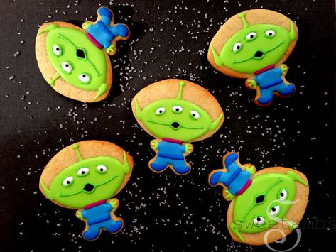 How To Decorate Toy Story Alien Cookies! Collaboration With Cakes By ChoppA Alien Cookies, Toy Story Cookies, Flooding Cookies, Toy Story Movie, Disney Cookies, Decorated Cookies Tutorial, Toy Story Cakes, Toy Story Alien, Character Cakes