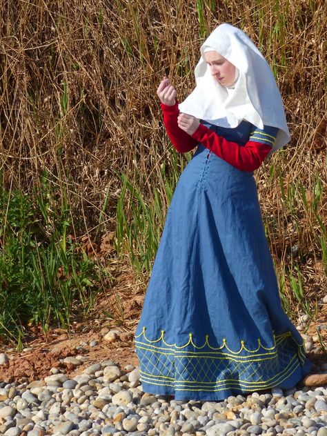 Kirtle Medieval, Historical Dresses Medieval, Kirtle Dress, Medieval Kirtle, Anglo Saxon Clothing, Middle Ages Clothing, Medieval Dress Pattern, Medieval Outfit, Medieval Garb