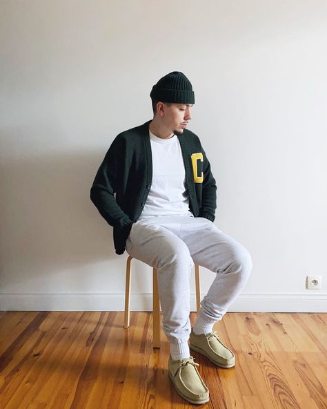 Wallabees Outfit Men, Clarks Wallabees Men, Wallabees Outfit, Clark Outfit, Mens Clothing Styles Streetwear, Men Vintage Style, Streetwear Fashion Outfits, Beanie Outfit, Clarks Wallabees