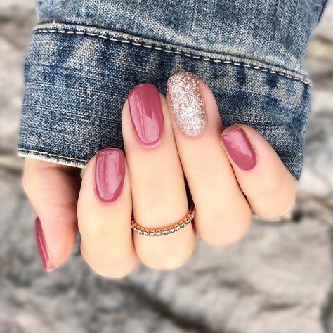 Dusty Rose Manicure, Gel Nails Ideas Short Winter 2023, Acrylic Nails For Pale Skin, Late Summer Nails Color Dip, Neutral Spring Nails Gel, Mail Colors For Spring 2023, Early Spring Nails Late Winter, Dip Polish Nails, Gel Manicure Fall