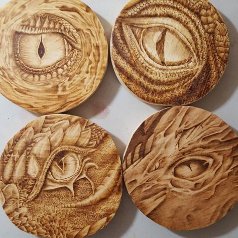 Wood Carving And Burning, Wood Burning Ideas Coasters, Dragon Wood Burning, Pyrography Dragon, Wood Burning Designs Pyrography Patterns, Woodburned Coasters, Wood Burning Ideas Patterns, Wood Burning Ideas, Woodburning Art