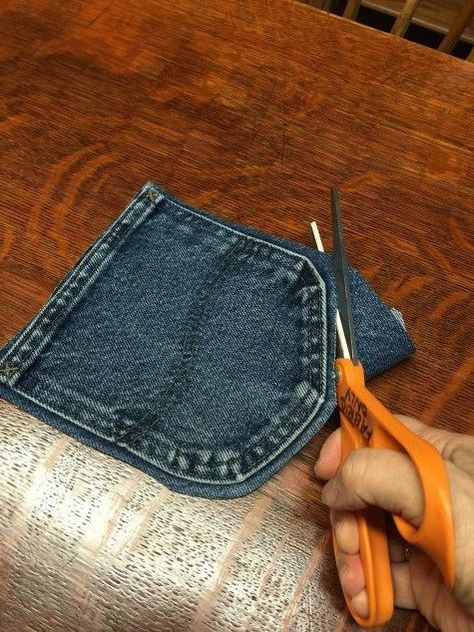 Snip snip! Your old jeans never looked so good! (afflink) Crafts With Old Jeans, Denim Recycling, Denim Recycle, Återvinna Jeans, Jean Quilts, Recycling Jeans, Artisanats Denim, Upcycle Crafts, Diy Sy