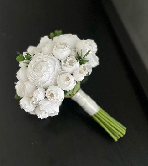 Bride Flower Bouquet, Brides Flowers Bouquet, Small Wedding Bouquets, Minimal Wedding Dress, Eid Crafts, Bride Flower, Flower Bouquet Diy, Minimal Wedding, Diy Bouquet