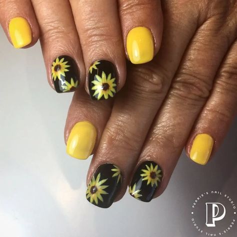 August Nails Ideas, Nails Inspiration Blue, Mini Mickey Mouse, Sunflower Nail, Sunflower Nail Art, August Nails, Summer Sunflower, Sunflower Nails, Red Nail Art