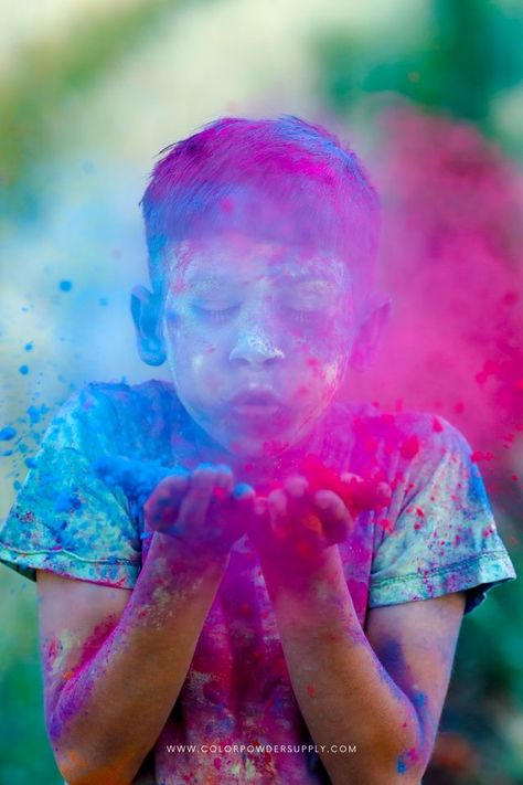 Powder Paint Photoshoot, Holi Special Photography, Holi Festival Photography, Holi Powder Photoshoot, Color Powder Photoshoot, Holi Festival Decoration, Chalk Photoshoot, Holi Couple, Paint Throwing