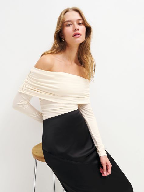 Minimal effort. The Florentina is an off the shoulder top with long sleeves and a slim fit. Off The Shoulder Knit, Irene Kim, White Off Shoulder Top, How To Look Expensive, Vogue France, Moda Paris, Old Money Style, Street Style Trends, Cute Crop Tops