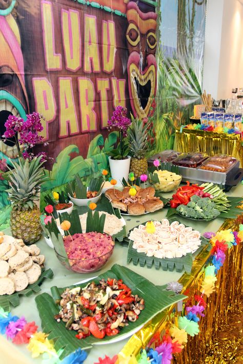 Luau party food table Luau Food Table Set Up, Luau Party Dessert Table, Tiki Party Food, Hawaiian Luau Food, Tiki Party Decorations, Hawaiian Party Food, Luau Party Food, Birthday Party Menu, Hawaii Themed Party