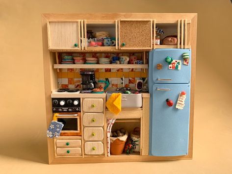 Kitchen Diorama, Polymer Clay Wood, Kitchen Miniature, Dolls Furniture, Yellow Armchair, Doll House Crafts, Balsa Wood, Trend Analysis, Miniature Rooms