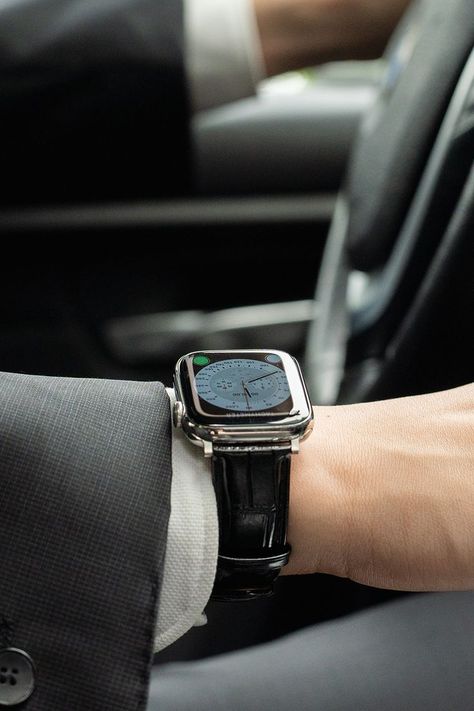 Apple Watch Outfit Men, Apple Watch Bands Mens, Apple Watch Men, Black Apple Watch, Gq Mens Style, Retro Watches, Black Apple, Watch Ultra, Commute To Work