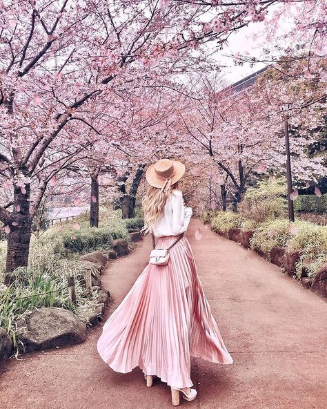 𝐋 𝐈 𝐋 𝐘 👱🏼‍♀️🤍 (@lily_withlove) • Foto dan video Instagram Cherry Blossom Outfit, Cherry Blossom Pictures, Japan Cherry Blossom, Cherry Blossom Trees, Spring Photoshoot, Blooming Trees, Pink Swimwear, 사진 촬영 포즈, Japan Photo