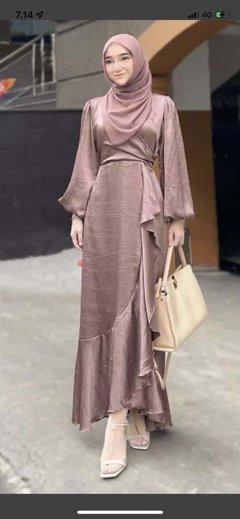 Inspirasi Bridesmaid Dress Hijab, Dress Hari Raya, Gaun Pesta Elegant Simple Hijab, Dress Span Panjang Hijab, Ide Dress Bridesmaid Hijab, Gaun Satin Dresses Hijab, Baju Braidsmaid Hijab, Inspirasi Dress Hijab, Desain Dress Bridesmaid Hijab