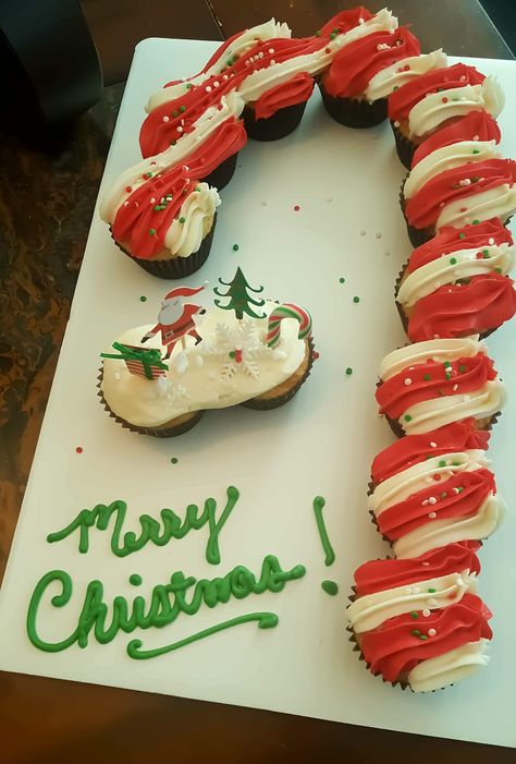 Candy Cane Cupcakes, Cupcakes Christmas, Pull Apart Cupcakes, Cake Candy, 12 Cupcakes, Christmas Cupcakes, Cupcake Cake, Pull Apart, Christmas Cake