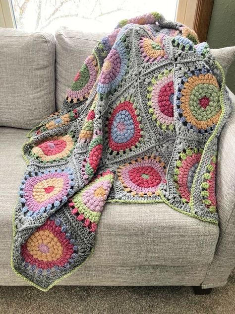 Hekel Blokke, Crochet Balls, Crochet Blanket Diy, Granny Blanket, Crochet Flower Blanket, Tshirt Yarn, Crocheted Blanket, Crochet Afgans, Crochet Blanket Designs