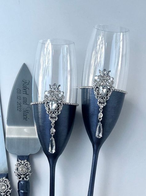 Champagne Flute Decorations, Navy Blue Cake, Fancy Wine Glasses, Glass Decor Ideas, Navy Blue And Gold Wedding, Jeweled Bouquet, Bride And Groom Glasses, Wedding Wine Glasses, The Wedding Cake