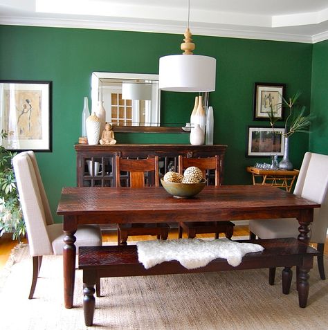 Contemporary dining room with a splash of Emerald Green [Design: Shine Design] Emerald Green Rooms, Best Dining Room Colors, Green Interior Decor, Green Walls Living Room, Dark Green Living Room, Green Painted Walls, Living Room Wall Designs, Green Dining Room, Green Interior Design