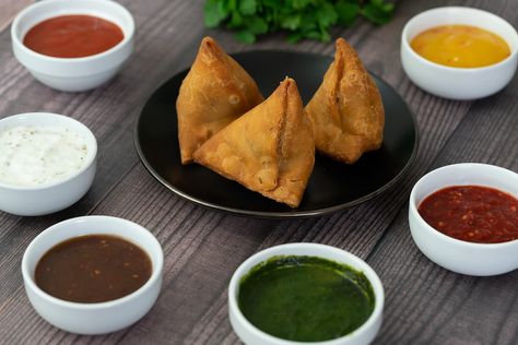 Samosa Dipping Sauce, Samosa Sauce, Punjabi Samosa, Potato Stuffing, Vegetable Samosa, Samosa Chaat, Garlic Chutney, Samosa Recipe, Dipping Sauces Recipes