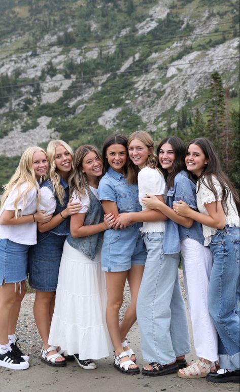 #fashion #friends #photography #photoshoot Cute Group Picture Poses, 8 Person Photo Shoot, Friendgroup Photo Ideas, Group Photo Outfit Ideas, Senior Group Photos, Group Senior Photos, Birthday Photoshoot Friends, Photo Shoot Color Schemes, Fall Group Photoshoot