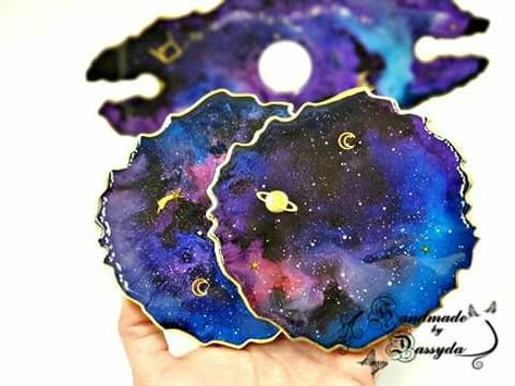 Galaxy Resin Art, Resin Coasters Ideas, Galaxy Epoxy, Galaxy Coasters, Space Resin, Resin Galaxy, Galaxy Crafts, Interior Design Crafts, Resin Pouring