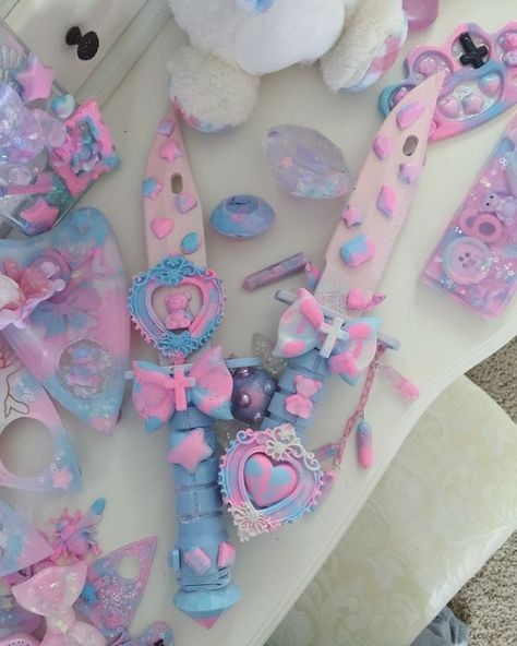 Knife Aesthetic, Creepy Cute Fashion, Pastel Punk, Pretty Knives, Yami Kawaii, Kawaii Accessories, Cool Knives, Hello Kitty Items, Kawaii Aesthetic