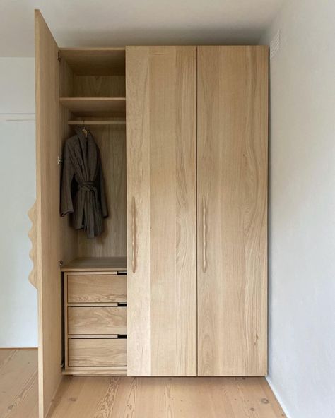 @taylormade.co on Instagram: “European oak wardrobe installed over the weekend” Bedroom Bedside Table Ideas, Interior Design Girls Bedroom, Bedside Table Ideas, Single Door Wardrobe, Clothing Rack Bedroom, Minimalist Bedroom Furniture, Japandi Bedroom, Avalon Beach, Bedroom Wardrobe Design