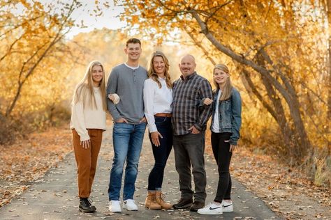 Family Of Six Poses, Older Siblings Photoshoot, Adult Siblings Photoshoot, Family Of 6 Picture Poses Older Kids, Family Of 5 Picture Ideas Older Kids, Family Photoshoot Adults, Family Of 4 Picture Poses Older Kids, Adult Sibling Photography Poses, Family Photos With Adult Children