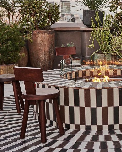 Vintage Backyard Aesthetic, Cozy Outside Sitting Area, Retro Patio Ideas, Home Courtyard Ideas, Outdoor Dining Restaurant, Tiled Terrace, Roof Top Patio, Paint Patio, Proper Hotel