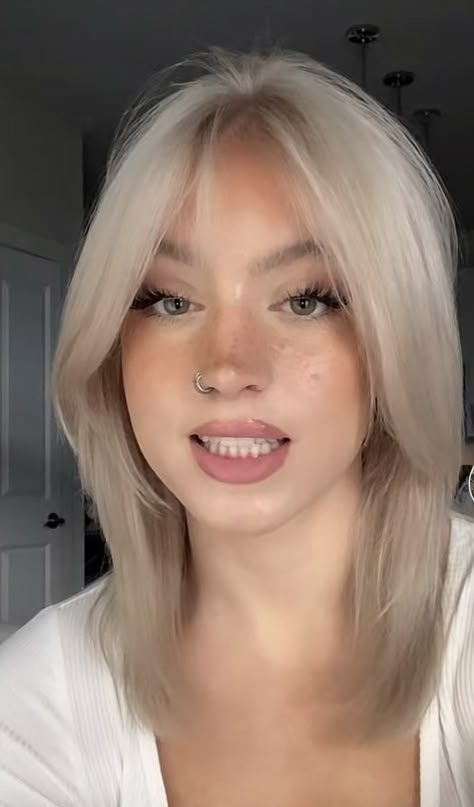 Soft Wispy Bangs Round Face, Fringe Hairstyles Round Face, Wispy Bangs Round Face, Medium Length Blonde Hair, Icy Blonde Hair, Cabello Hair, Blonde Hair With Bangs, Hair Color Streaks, Really Short Hair