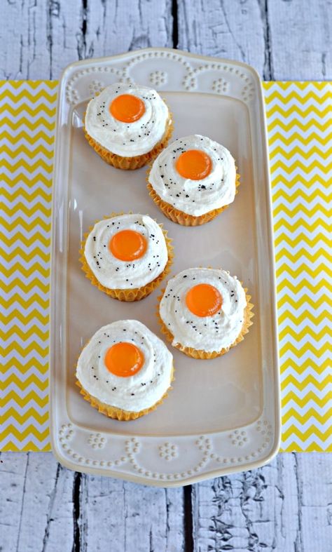 Bacon Cupcakes topped with sweet Buttercream frosting and a butterscotch "egg yolk" Sweet Buttercream Frosting, Gorgeous Cupcakes, Beer Jelly, Flavored Cupcakes, Easter Cupcakes Easy, Bologna Food, Bacon Cupcakes, Garden Cupcakes, Frosting Ideas