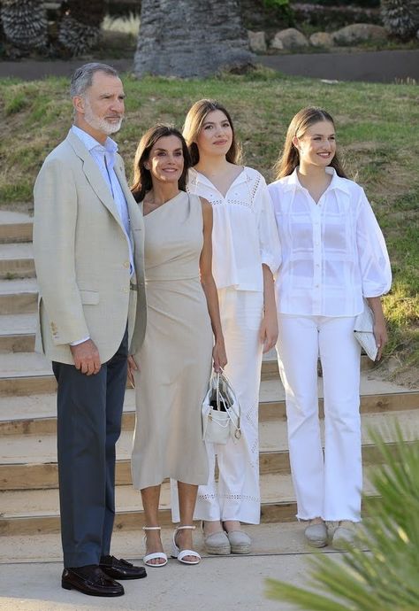 Queen Letizia of Spain wore Mango Ambra Dress, Carolina Herrera Initials Insignia Soft Bucket Bag, Coreterno Ring, Gold & Roses Luzia 2 and 3 Stars Earrings, Hugo Boss Melanie 50 Sandals to meet Princess of Girona Foundation award winners in Barcelona. More details on Regalfille. Dress For Princess, Royale Outfits, Outfits 2014, Princess Of Spain, Stars Earrings, Spanish Royalty, Royalty Fashion, 2015 Outfits, Spain Fashion