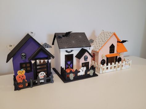 Turned these Dollar Store wooden houses into cute haunted houses Wooden Haunted House Diy, Wooden Haunted House Craft, Wooden Haunted House, Halloween Birdhouse, Haunted House Craft, Halloween Riddles, Halloween Houses, Halloween Sleepover, Haunted House Diy