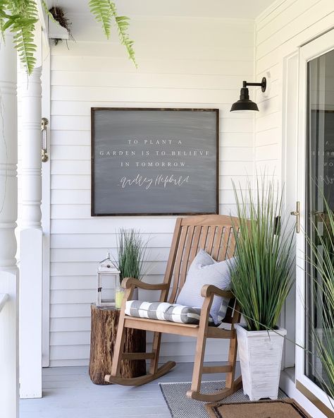 Small Side Porch Ideas Entrance, Joanna Gaines Style, Summer Front Porches, Small Front Porches, Front Porch Decorating, Modern Cottage, Modern Farmhouse Kitchens, Country Farmhouse Decor, Modern Farmhouse Decor