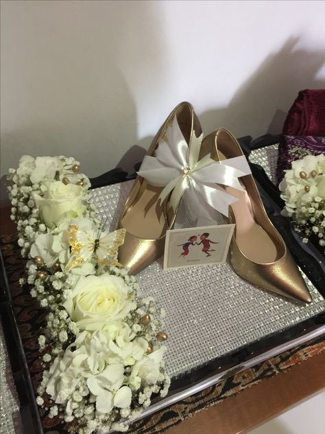 Dulang hantaran Bride Shoe, Dulang Hantaran, Nikah Decor, Hantaran Pernikahan, Flower Garland Wedding, Wedding Gift Pack, Creative Wedding Gifts, Wedding Gifts Packaging, Flower Box Gift