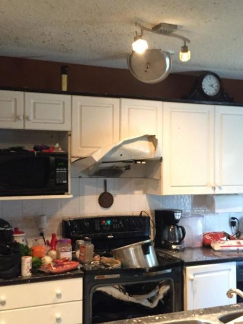 Photo of a kitchen damaged by a pressure cooker explosion - Boing Boing Cooking Fails, Behind Blue Eyes, Clean Humor, Kitchen Humor, Having A Bad Day, Food Humor, Cooking Dinner, Funny Pins, Funny Fails