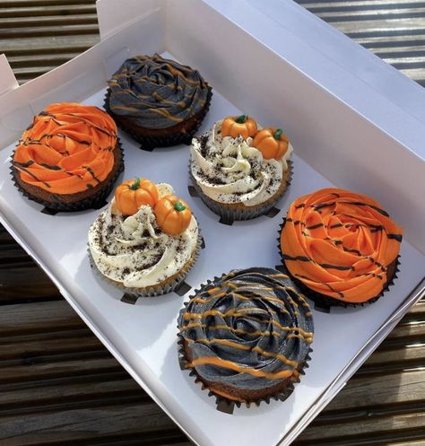 #halloween #cupcakes #cupcakeideas Halloween Cupcake Aesthetic, Aesthetic Halloween Cupcakes, Cupcakes Fall Themed, October Birthday Cupcakes, Halloween Frosting Cupcakes, Halloween Birthday Cupcakes, October Cupcakes, Fall Cupcake Ideas, Halloween Cupcake Cake