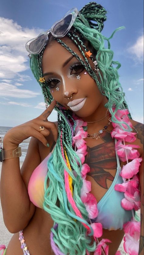 Beach Gyaru Makeup, Gyaru Makeup Tropical, Mamba Gyaru Outfit, Tsyumoe Gyaru, Beach Gyaru Aesthetic, Gyaru Names Ideas, Yamamba Gyaru, Gyaru Black Woman, Gyaru Make Up