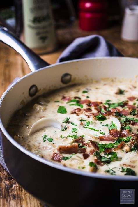 Clam chowder with frozen clams Creamy Clam Chowder, Soft Sourdough Bread, Bread For Dipping, Clam Chowder Soup, Fish Biryani, Hungarian Mushroom Soup, Clam Chowder Recipe, Frozen Salmon, Chowder Soup