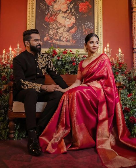 Wedding Saree Couple, Engagement Looks In Saree, Reception Look For Indian Bride, Couple Photo With Saree, Indian Groom Outfit Ideas, Bride Reception Outfit Indian, Red Kanjeevaram Saree Bride, Red Engagement Saree, Marathi Engagement Look Couple