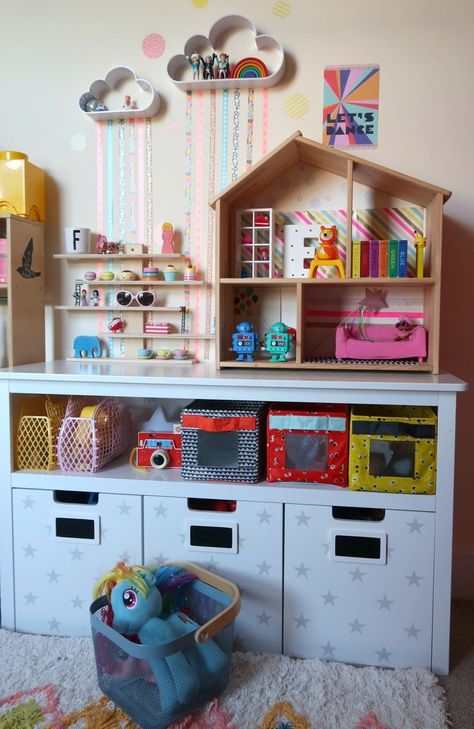 Kids storage hacks with the IKEA FLISAT and IKEA LUSTIGT range of children's furniture - childrens storage hacks to tidy up toys with IKEA Ikea Childrens Storage, Ikea Lustigt, Ikea Hacks Kids, Ikea Kids Storage, Wall Bookshelves Kids, Ikea Flisat, Kids Book Storage, Ikea Kids Room, Cool Bookshelves