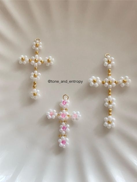 Beautiful cross charms, for your own necklace or bracelet, wear it as you like! -Materials 8/0, 11/0, 15/0 Glass beads (Made in Japan) Glass cut beads -Length Large ---> 2.5×4.5cm Medium ---> 2.0×3.5cm Small ---> 2.0×3.0cm -And More If you want to change beads color, then contact me! -Note Please avoid from water, then jewelry keep shining. Beaded jewelry is delicate, so please handle it gently. -Shipping Normal shipping ---> international air mail with tracking. Upgrade shipping ---> express air mail with tracking. If you'd like to track your order, please select the tracking service at the time of payment. -About my jewelry I mainly use beautiful and high quality Japanese beads. High quality beads are the same size, it means my beaded jewelries are perfect shape of flowers, and look stun Flowers Beads Bracelet, Seed Bead Rosary, Beaded Jewelry With Charms, Beaded Rosary Bracelet, Tiny Bead Ideas, Cross Beaded Bracelet, Beaded Cross Tutorial, Diy Cross Necklace, Cross Jewelry Diy